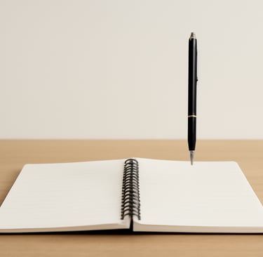 un carnet ouvert sans écriture et un stylo suspendu