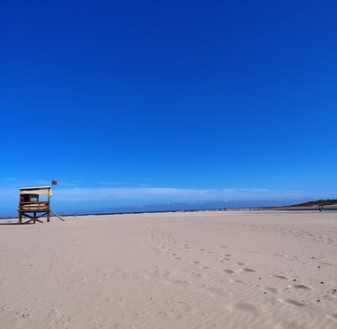 playa desierta con cielo azul y arena clara