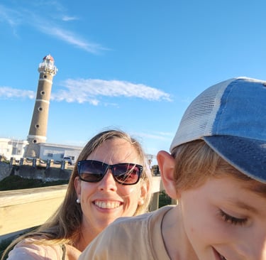mujer sonriendo con un niño