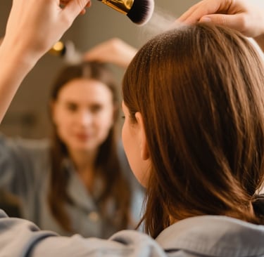 lady applying Back2naturalness dry shampoo powder on her hair 