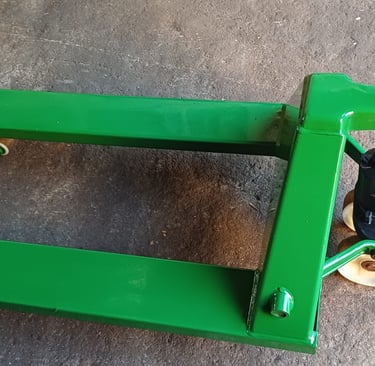 Uma paleteira verde pintada reformada