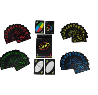 Baralho UNO Edição Minimalista Preto exibido em close mostrando o visual clean