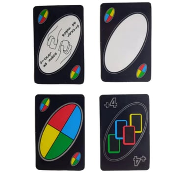 Cartas do UNO Minimalista Preto com design totalmente black sobre mesa moderna