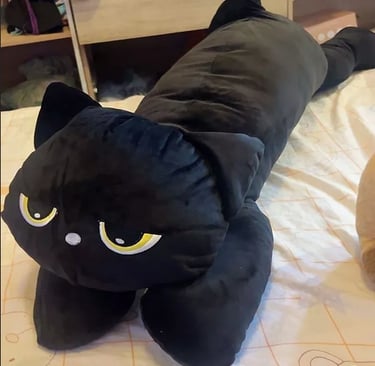 gato preto de pelúcia almofada