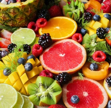 Bodegón colorido de frutas tropicales y de temporada dispuestas en una fuente de madera para una alimentación saludable