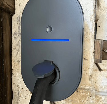 Prise Green'Up Home Legrand installé sur un mur en pierre