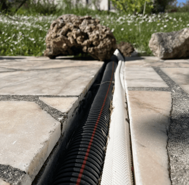 Rainurage d'une terrasse pour faire passer les gaines électriques