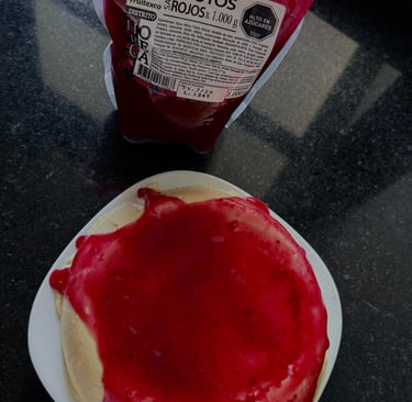 Receta de postre de tres leches con salsa de frutos rojos