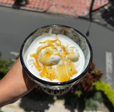 Helado con salsa de maracuyá