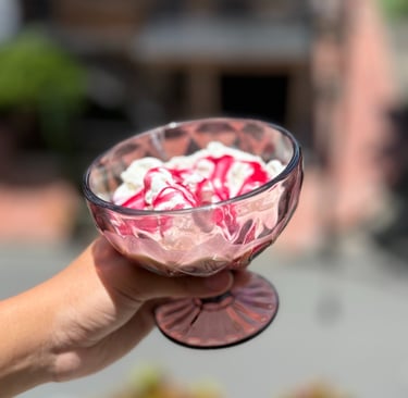 Helado con salsa de mora