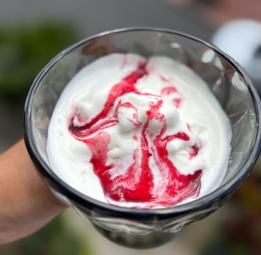 Helado con salsa de frutos rojos