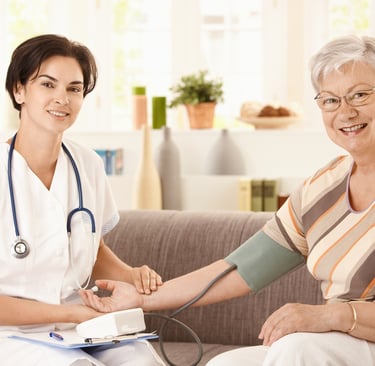 Fonte: Nurse measuring blood pressure of senior woman on Flickr 