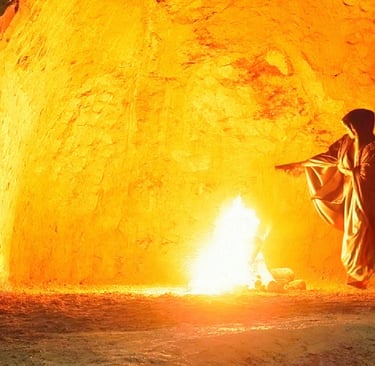 Shinobu Enstu en una cueva con fogata