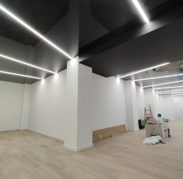 Diseño moderno con efecto espejo en techo tensado negro con LED