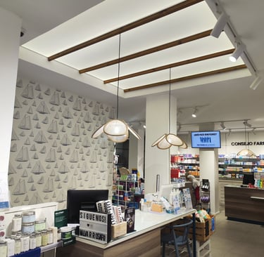 Techo tensado translúcido con iluminación LED en farmacia de Valencia