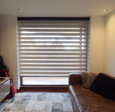 Cortinas motorizadas que ofrecen control automático de luz y privacidad, combinando tecnología