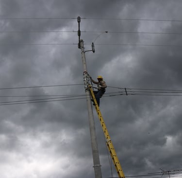 hombre haciendo traslado de redes eléctricas