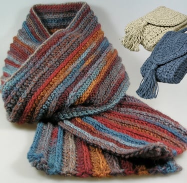 Une écharpe en laine multicolore et des petits sacs au crochet