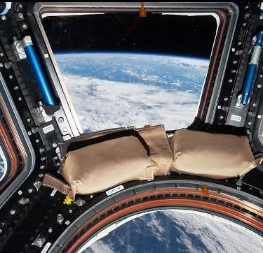 Cápsula espacial vidriada con vista a la tierra