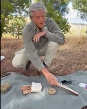 experto en supervivencia en la naturaleza muestra herramientas primitivas para encender fuego