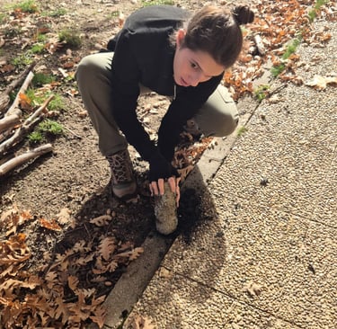 Taller del agua, machacando carbón para hacer un filtro