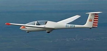 Planeador de Fuentemilanos volando en una divulgación