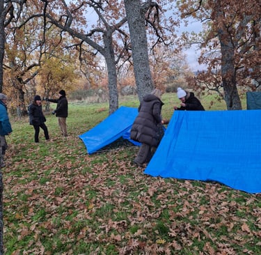 Taller de refugio, haciendo refugios de fortuna con cordino y tarp