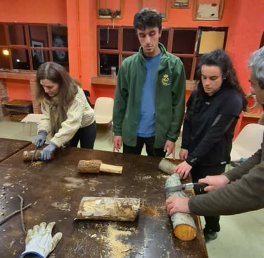 Taller de trabajo en madera, haciendo mazas