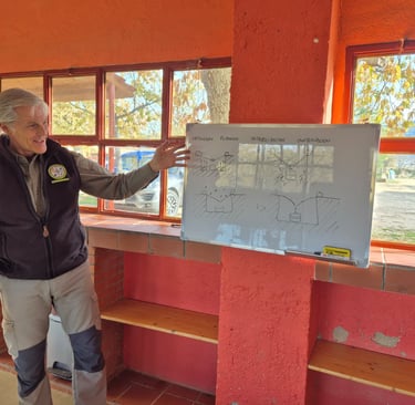 Taller del agua, explicando diferentes formas de obtención con agujeros y plástico