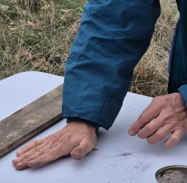 Taller del fuego. macizando el canuto de algodón y ceniza