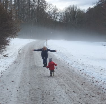 Family walking in winter on the grounds of the Lindenhof Palace