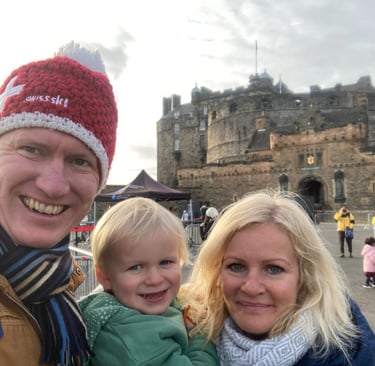 Family in front of Edinburgh castle