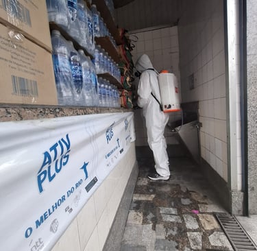técnico aplicando produto em um depósito