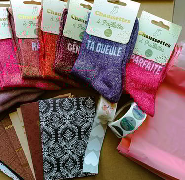 Chaussettes à paillettes colorées, stickers "Thank you" et pochettes roses pour emballage