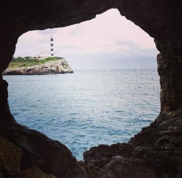el faro de Portocolom visto desde sa cova foradada