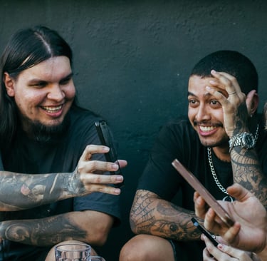 grupo de amigos tatuados divirtiendose
