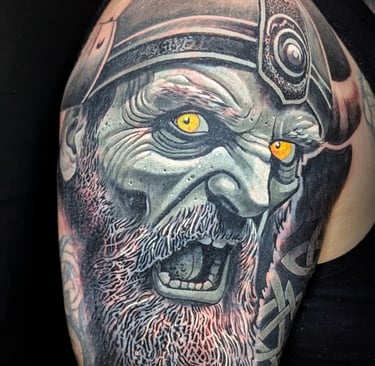 tatuaje retrato vikingo ojos amarillos realismo blanco negro cover up  Barcelona punkotattooartist