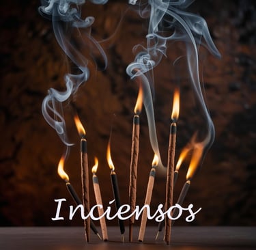 Inciensos naturales encendidos y humeantes