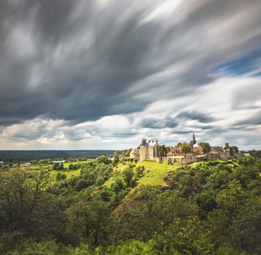 Photo couleur en pose longue du village de Sainte-Suzanne en Mayenne