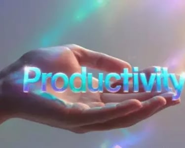 Mãos segurando a palavra "Produtividade" em luz azul, simbolizando o desbloqueio do potencial produtivo com PNL.