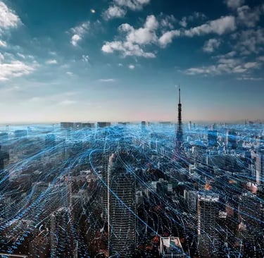 foto de una ciudad , se ven rallos celestes tipo laser recorriendo encima de la ciudad