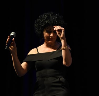 une femme qui danse en tenant un microphone