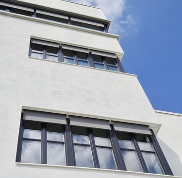 Immeuble blanc avec façade propre après entretien