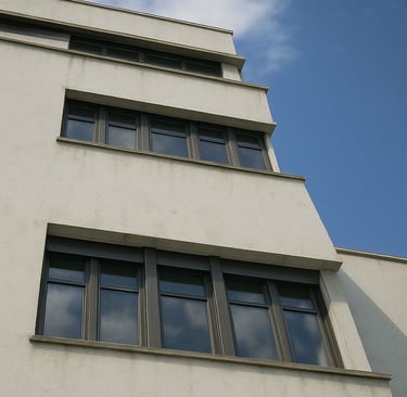 Immeuble blanc avec façade sale avant entretien