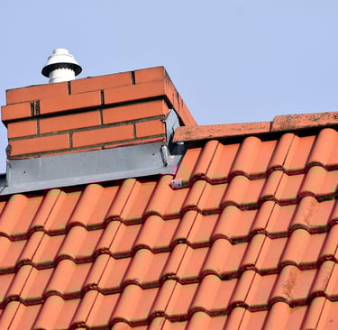 Toiture de tuiles rouge avec une cheminée