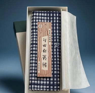 „Traditionelles japanisches Tenugui-Baumwolltuch in Indigo mit klassischem Karomuster, elegant in Ge
