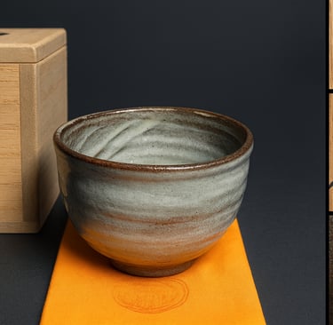 „Japanische Keramik-Teeschale aus handgefertigter Töpferkunst (Chawan) mit natürlicher Glasur, signi