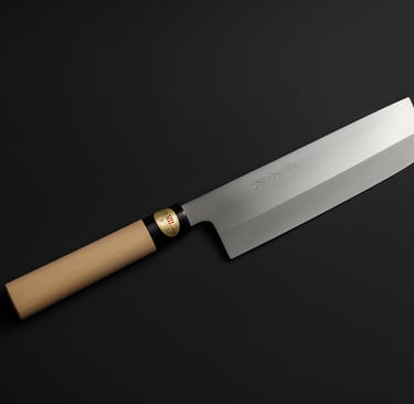 alt="Japanisches Nakiri-Kochmesser mit hellem Holzgriff und polierter Klinge auf schwarzem Hintergru