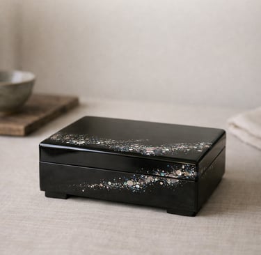 Traditionelle japanische Urushi-Lackdose in Schwarz mit schimmernder Raden-Perlmutt-Einlegearbeit, h