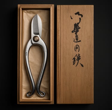 "Japanische Bonsaischere aus Edelstahl in hochwertiger Holzbox mit japanischer Kalligrafie auf dem D